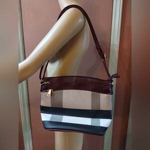 Woman's unbranded adjustable purse